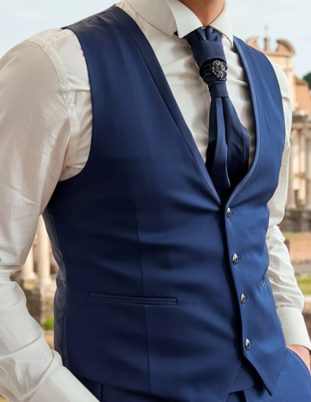Abito da sposo dettaglio gilet blu semplice elegante