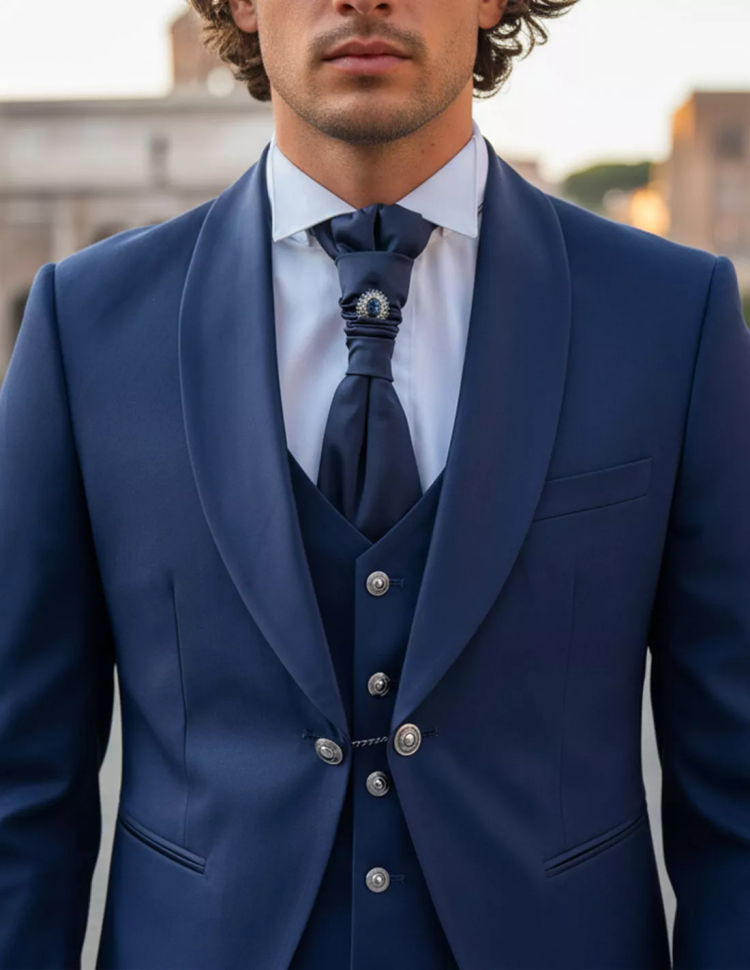 Dettaglio dell'Abito da Cerimonia Uomo Blu Tre Pezzi con Rever a Scialle Dettaglio dell'Abito da Cerimonia Uomo Blu Tre Pezzi con Rever a Scialle