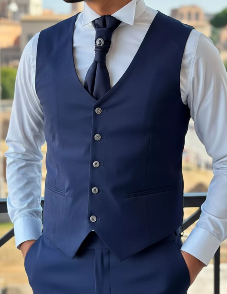 Dettaglio gilet e plastron dell'Abito da Cerimonia Uomo Blu Tre Pezzi Dettaglio gilet e plastron dell'Abito da Cerimonia Uomo Blu Tre Pezzi