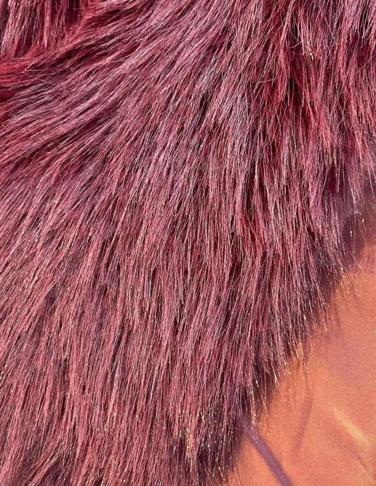 Dettaglio Pelliccia Ecologica Porpora Accollata Corta da cerimonia Dettaglio Pelliccia Ecologica Porpora Accollata Corta da cerimonia